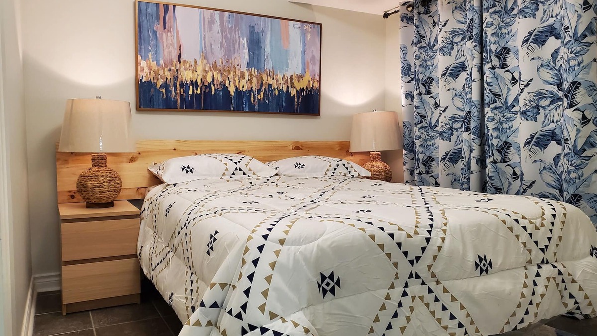 Brockton Village House | 1 min to Subway Toronto Downtown - Charming Cozy welcoming 1 bedroom Apatrment