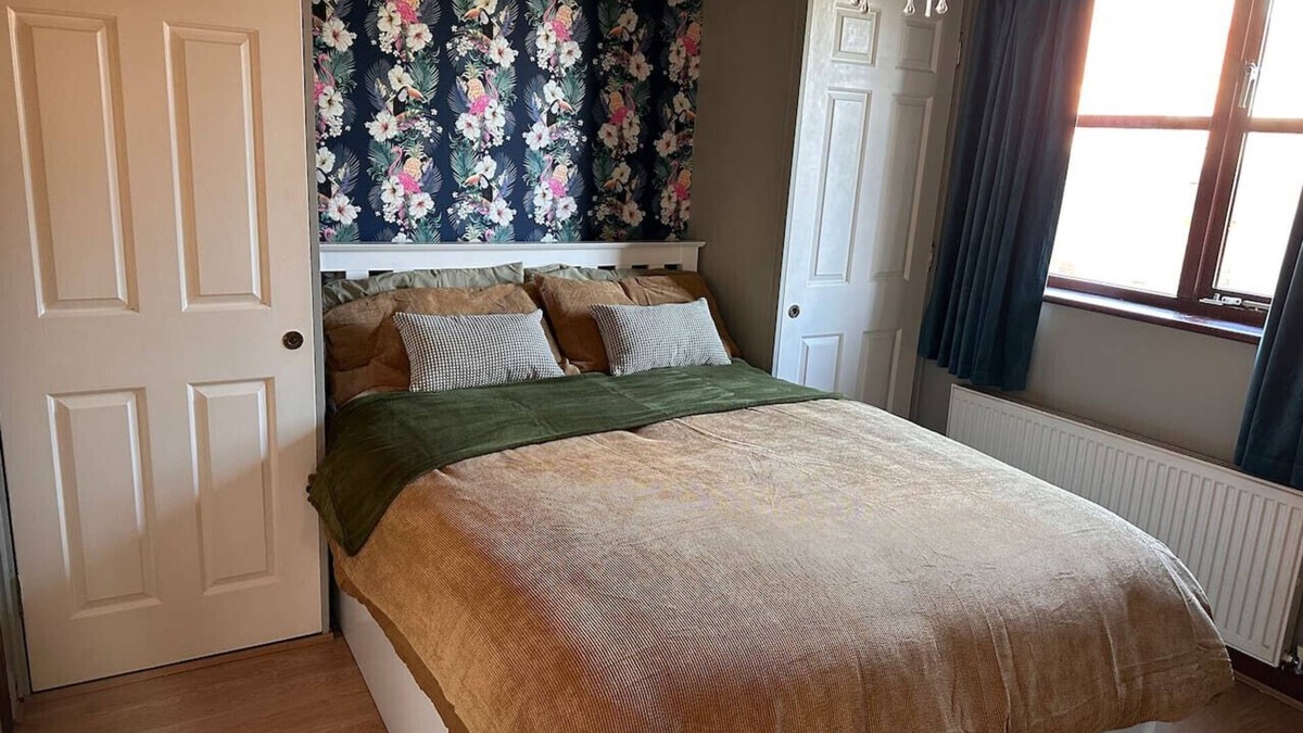 Stanford-le-Hope Apartment | 1 min walk to c2c station - free parking - 1 bed