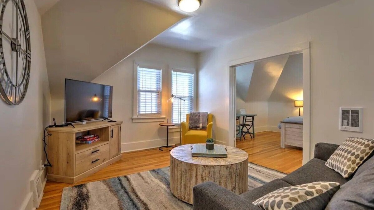 Sheridan Apartment | 1 minute to historic downtown, bring your pet!