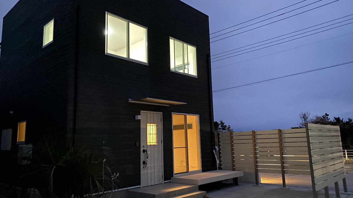 Ichinomiya Villa | 1 minute walk to the surf point beach! A California-style villa! BBQ while relaxing on the outdoor shower and garden sofa!