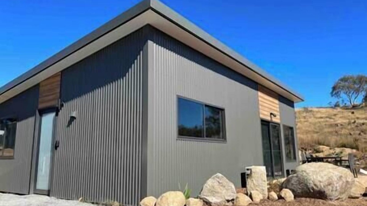 East Jindabyne House | #1 New Modern Cabin with beautiful views Cabin