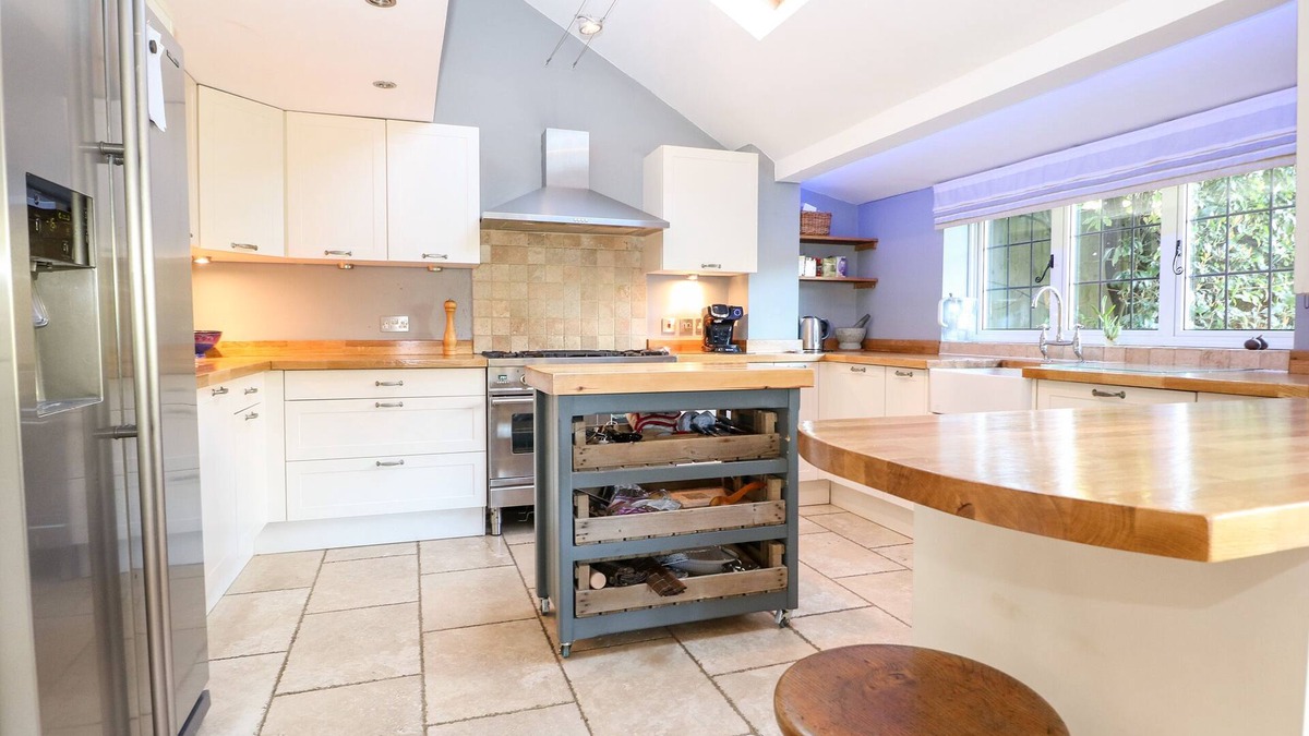 Godalming Cottage | 1 NORTHSIDE COTTAGES, pet friendly, with pool in Godalming