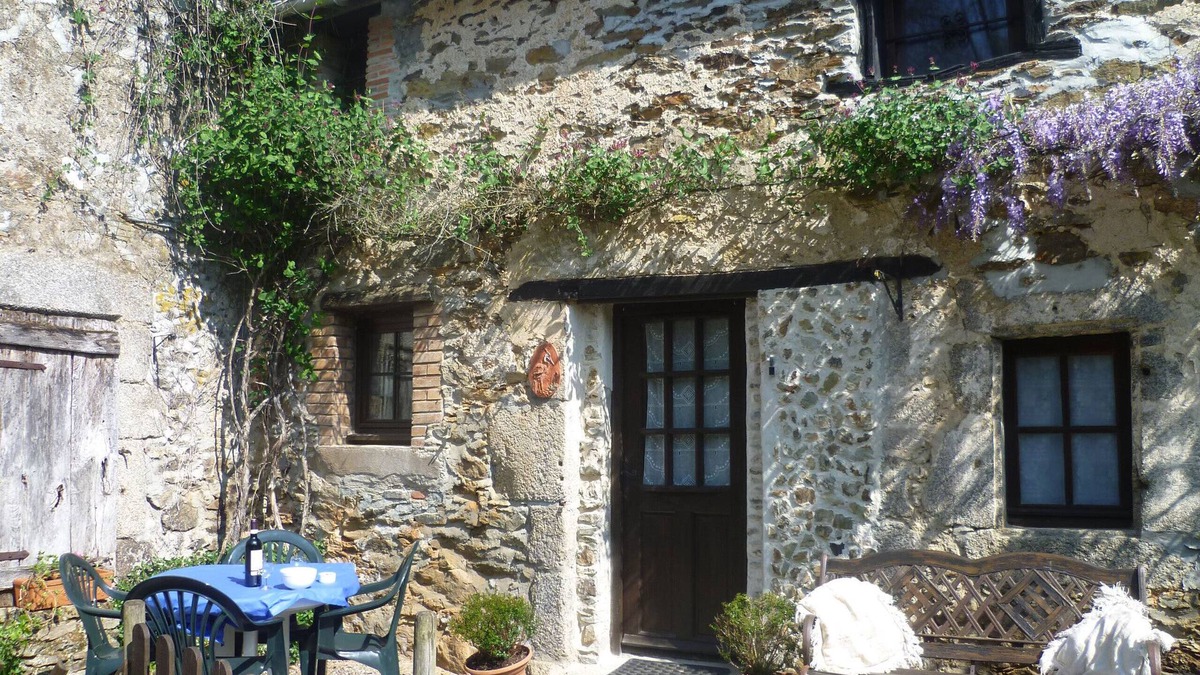 Vernoux-en-Gatine Cottage | 1 of 3 Gites set in 2 lovely acres-Pool-Games field -Wifi-lots to see/do nearby