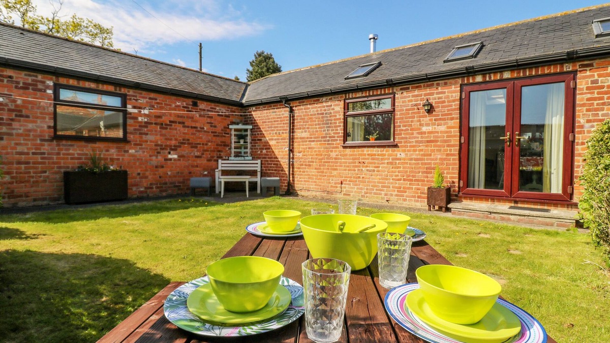 Ryther Cottage | 1 PINES FARM COTTAGES, family friendly, with open fire in Tadcaster
