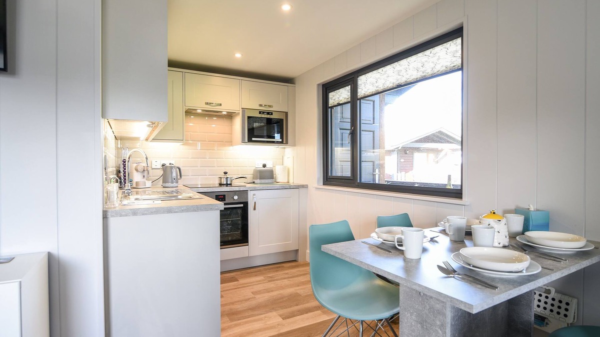 Combpyne Cottage | 1 PINEWOOD RETREAT, romantic, character holiday cottage in Lyme Regis
