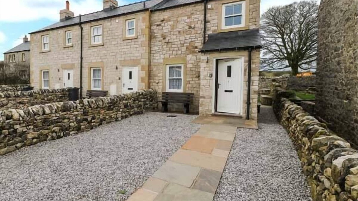 Blackwell in the Peak Cottage | 1 PRIMITIVE CROFT, pet friendly, with open fire in Chelmorton