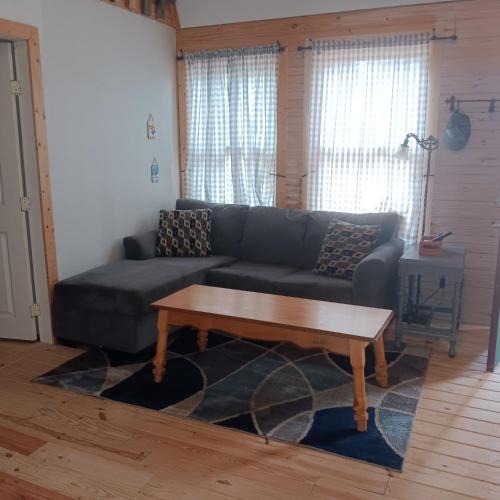 Palestine House | 1 private bedroom and 2 loft Cabin in the Country Woods