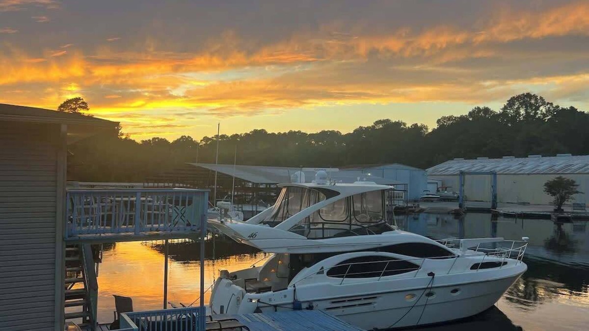 Muscle Shoals Condo | #1 Right on the lake! two piers! Great fishing!