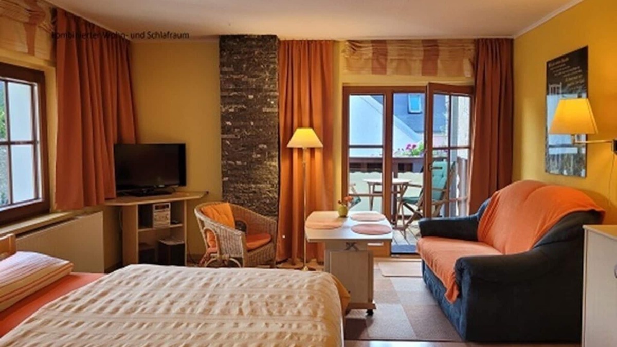 Marienberg Apartment | 1-room apartment with balcony on the 1st floor, combined living room and bedroom