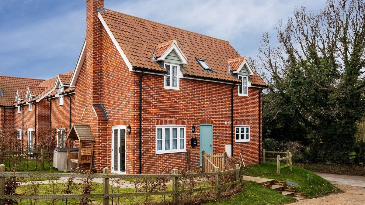 Saxmundham Apartment | 1 Roseanna Cottage - sleeps 4 guests in 2 bedrooms
