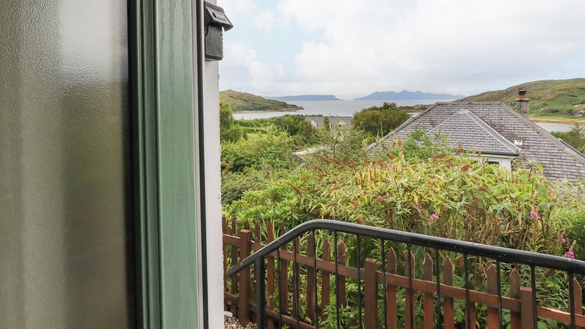 Morar Cottage | 1 SANDHOLM, family friendly in Mallaig