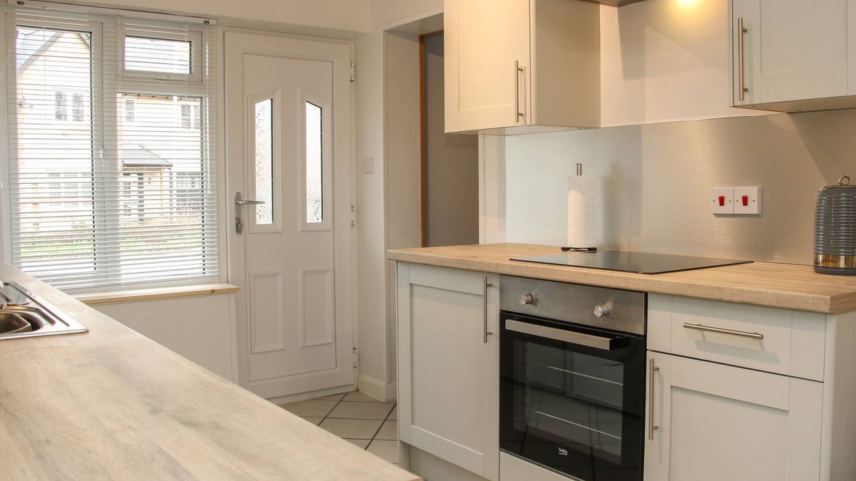 Four Crosses Cottage | 1 SARNWEN COTTAGES, pet friendly, with open fire in Four Crosses