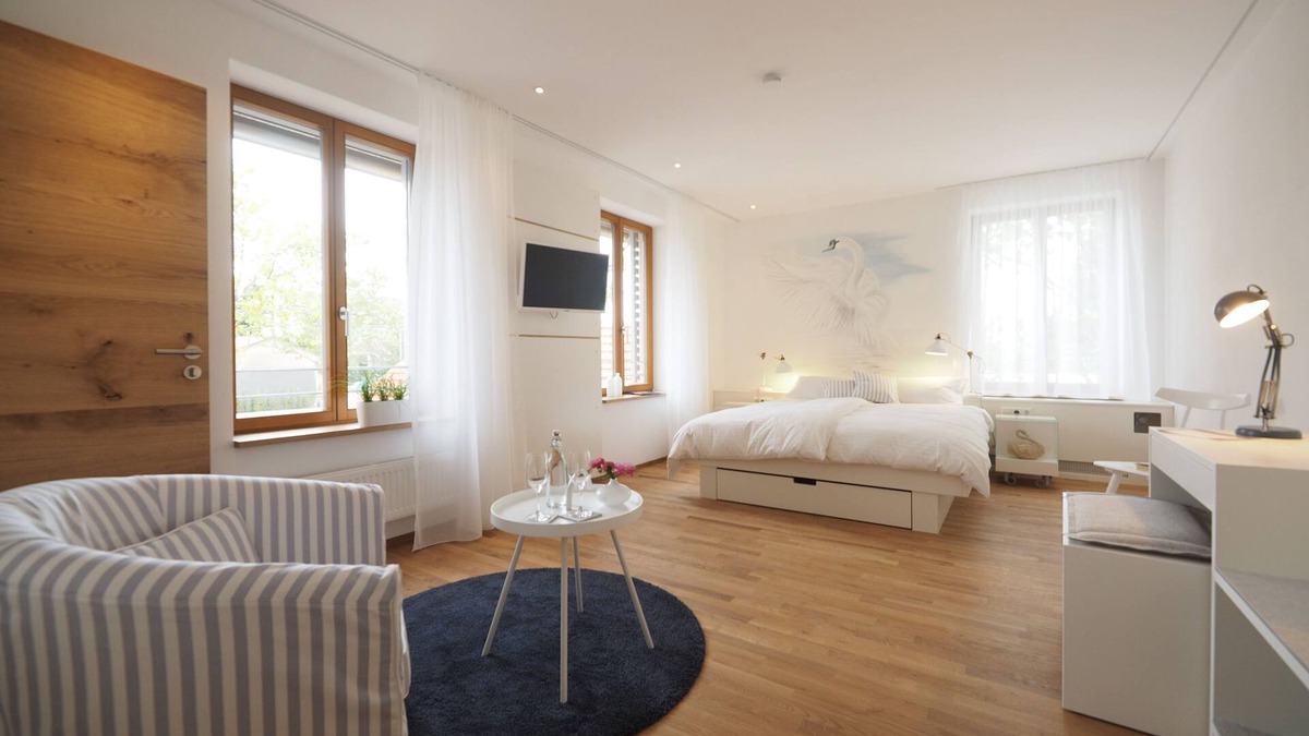 Nehren Apartment | 1 Schwanenzimmer, 30qm, 1 Schlafraum, max. 3 Personen