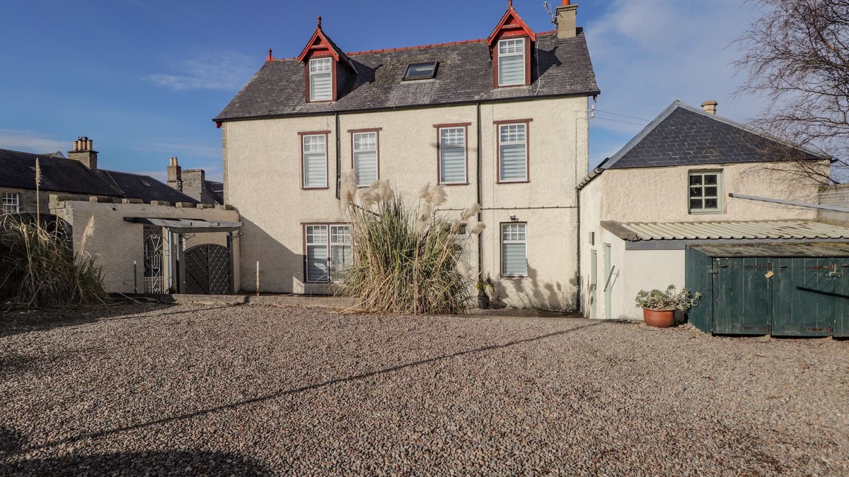 Cullen Cottage | 1 SEAFIELD STREET, pet friendly, character holiday cottage in Cullen