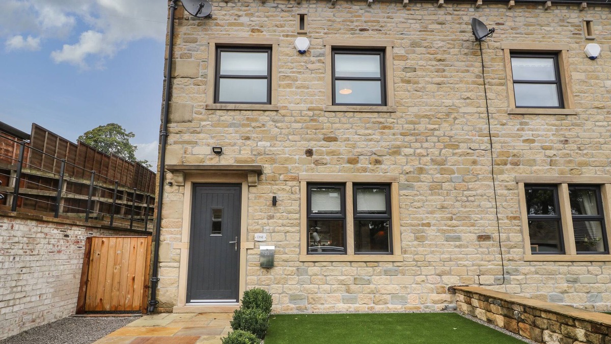 Lothersdale Cottage | 1 STANSFIELD MEWS, pet friendly, luxury holiday cottage in Cononley