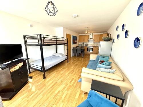 South Bermondsey Apartment | 1 stop to London Bridge
