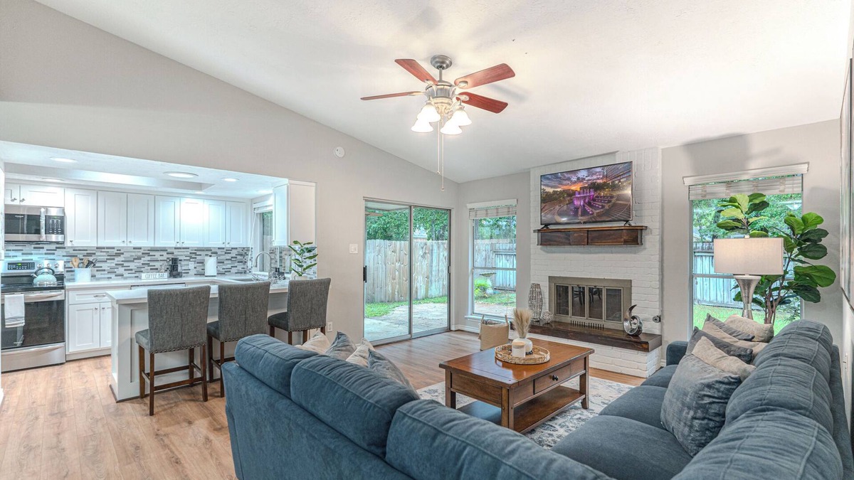 Panther Creek House | 1 story, family friendly 3bdr in The Woodlands! !