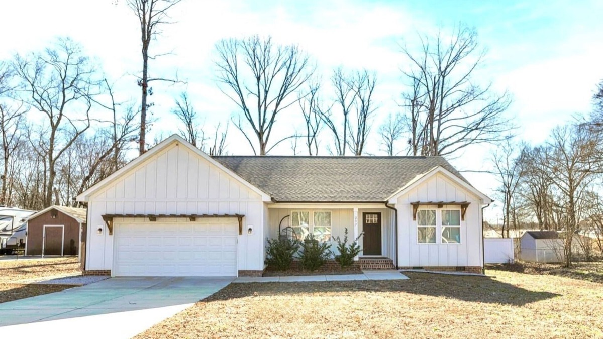 Harrisburg House | 1 story fenced backyard mins from UNCC & speedway