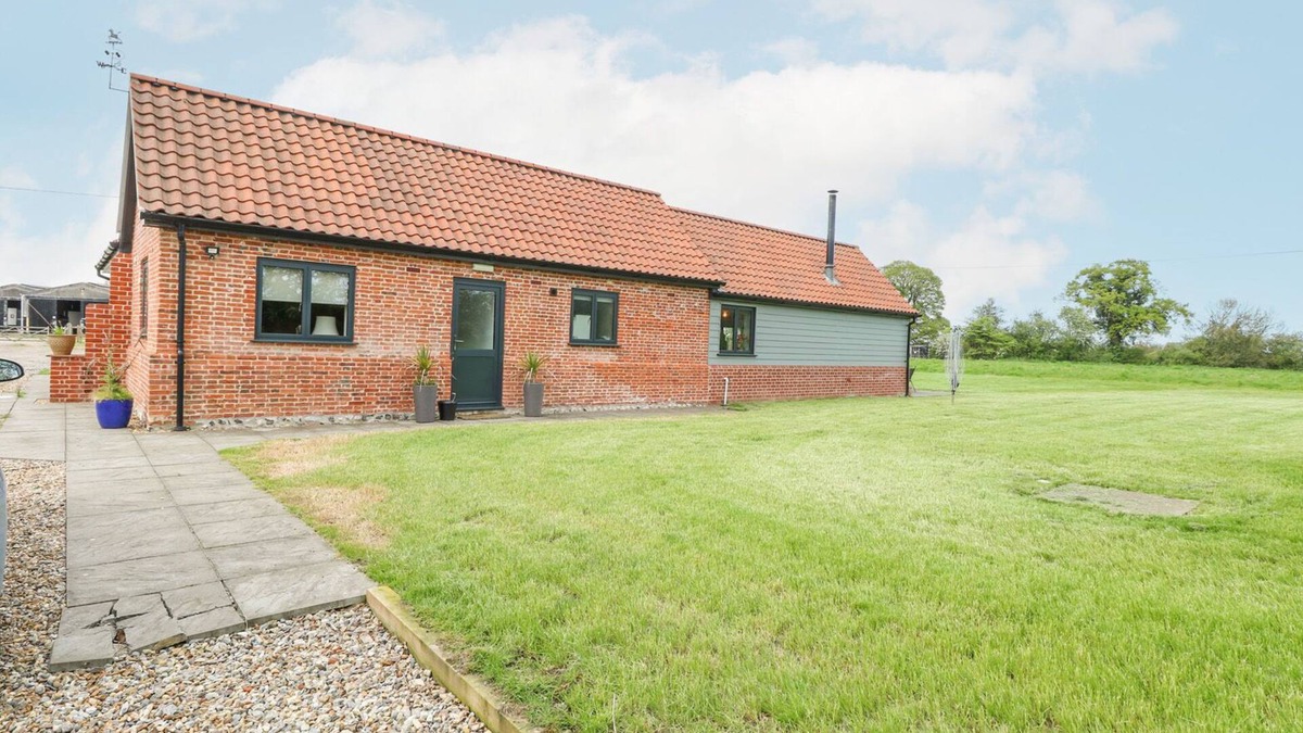 Hainford Cottage | 1 STUD COTTAGE, with open fire in Buxton, Norfolk