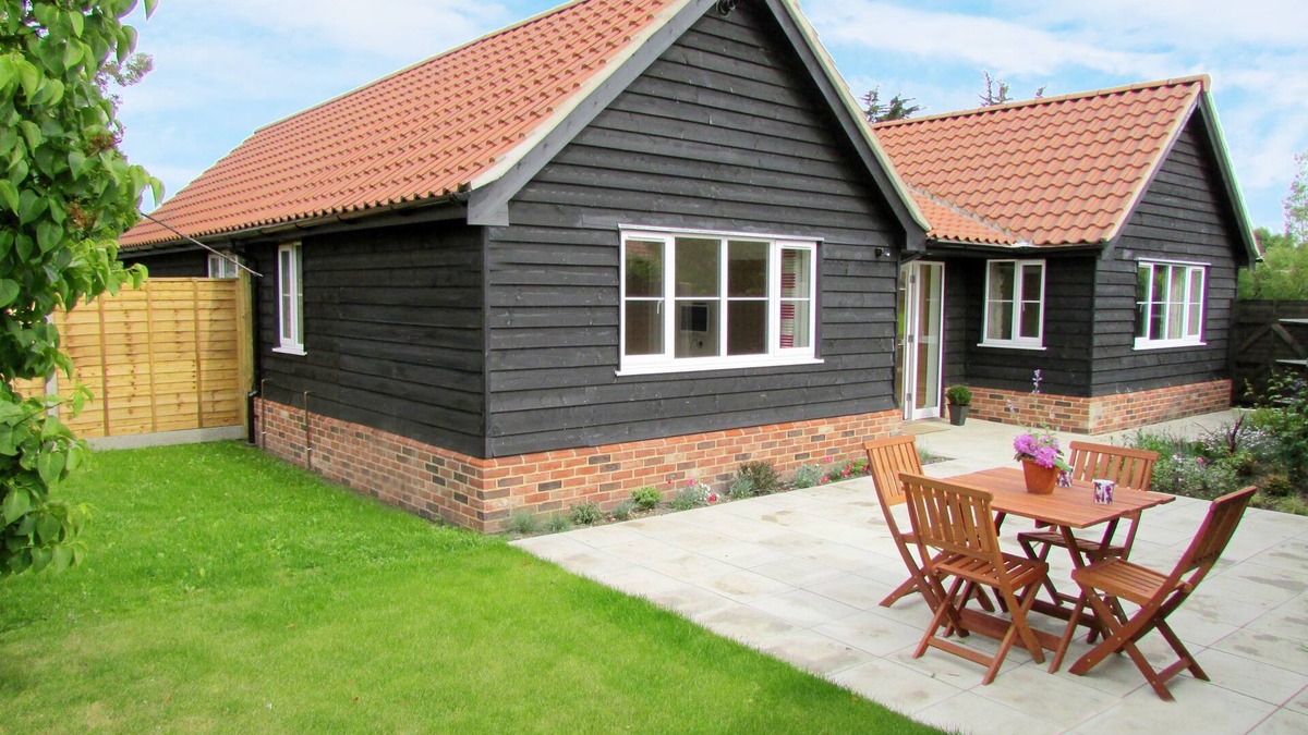 Knodishall Apartment | 1 Suffolk Cottage - sleeps 4 guests in 2 bedrooms