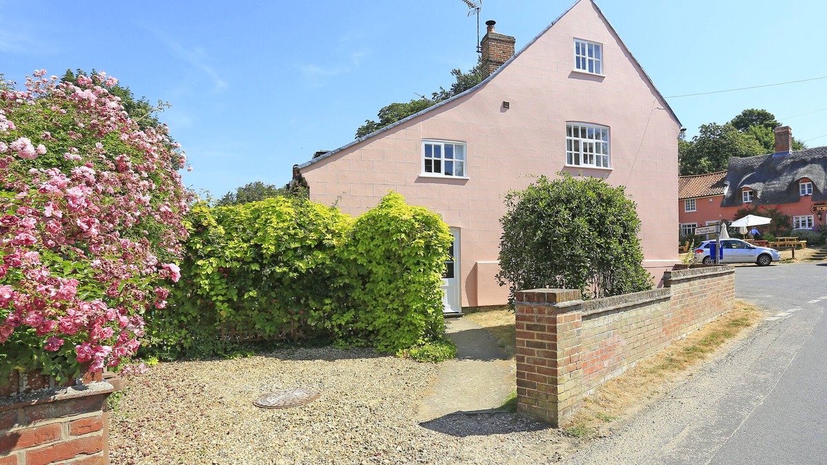 Martlesham Heath House | 1 The Knoll - Three Bedroom House, Sleeps 6