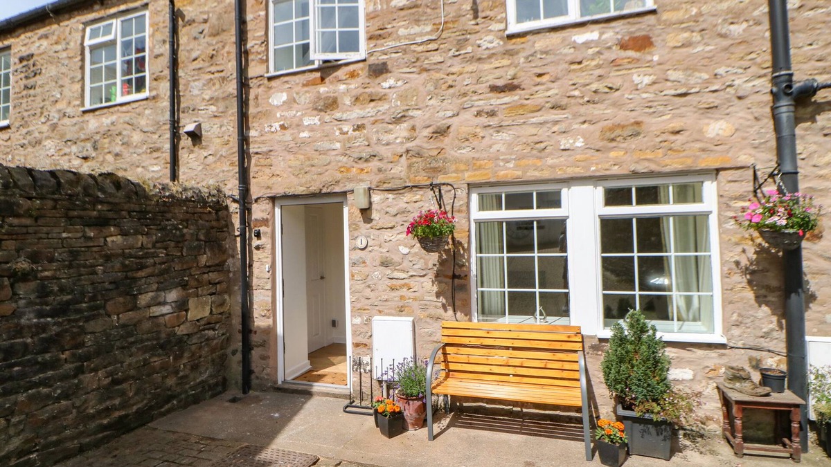 Alston Cottage | 1 THE STABLES, pet friendly, with a garden in Alston