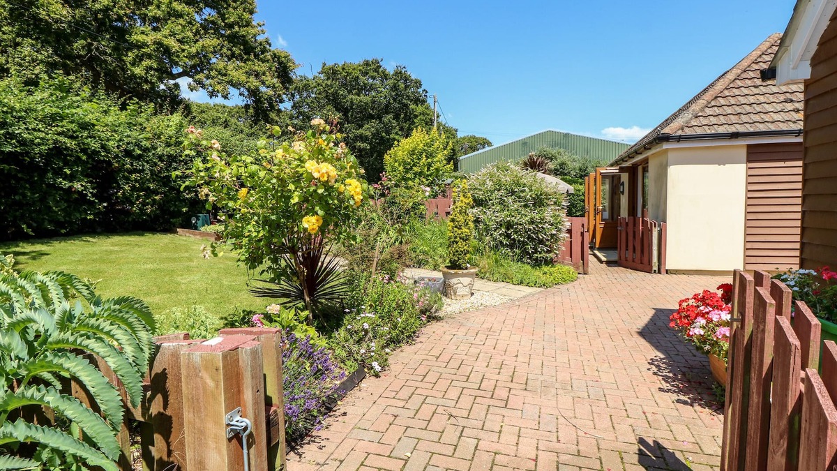 Ryde Cottage | 1 THE STABLES, with a garden in Ryde