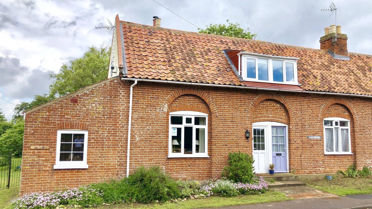 Lowestoft Cottage | 1 TUNNS COTTAGES, RUSHMERE, NR BECCLES, pet friendly in Beccles