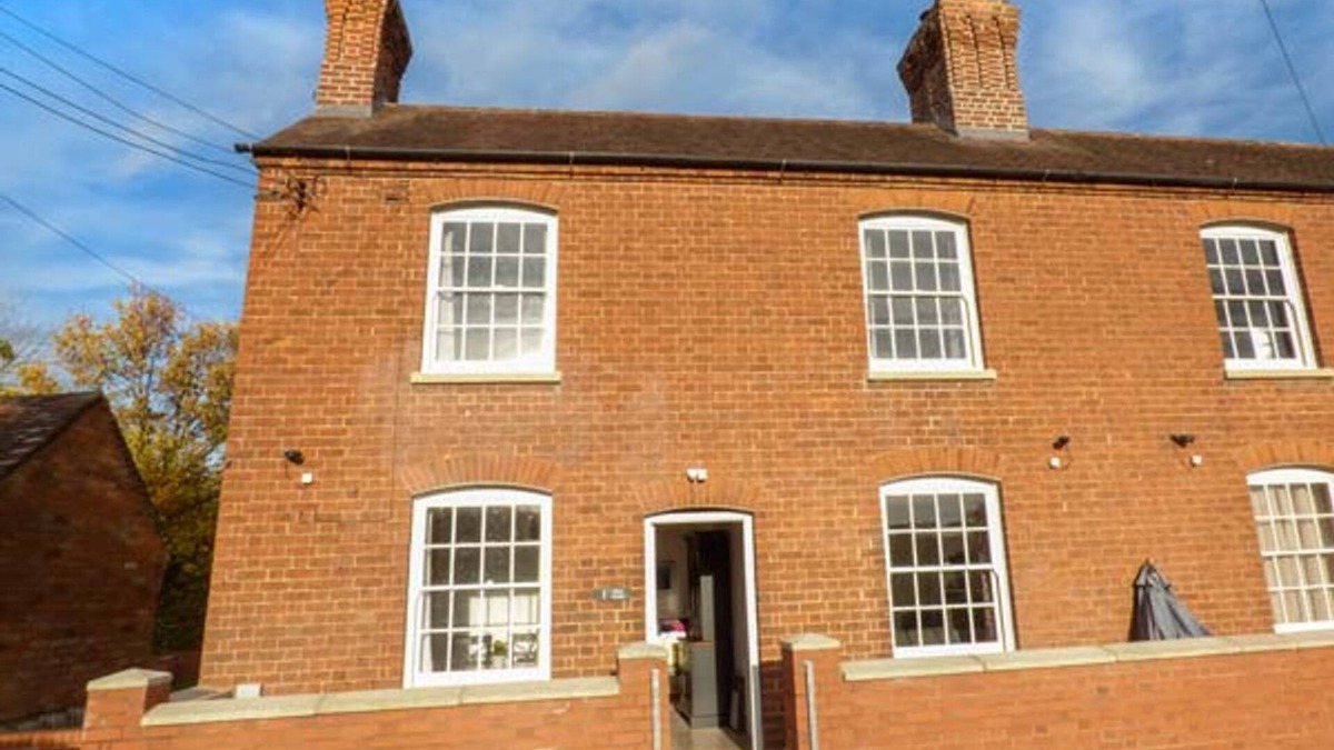 Upton upon Severn Cottage | 1 WILLOW COTTAGE, family friendly in Upton Upon Severn