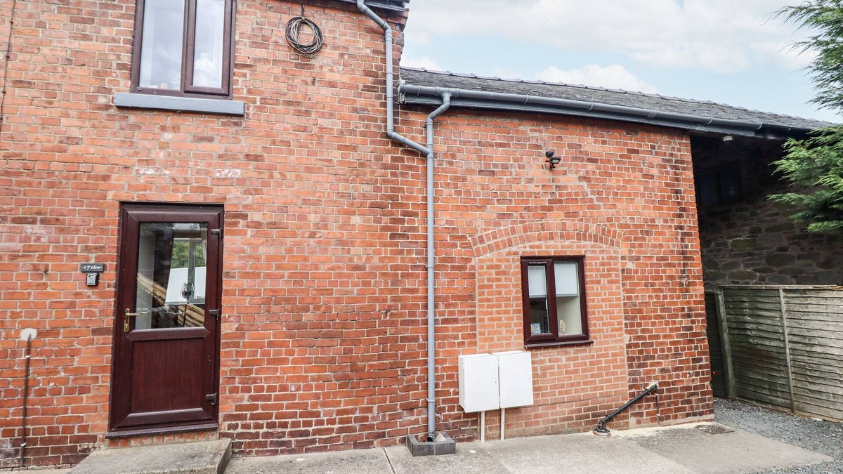 Llandinam Cottage | 1 Y LLEW, romantic, with a garden in Caersws