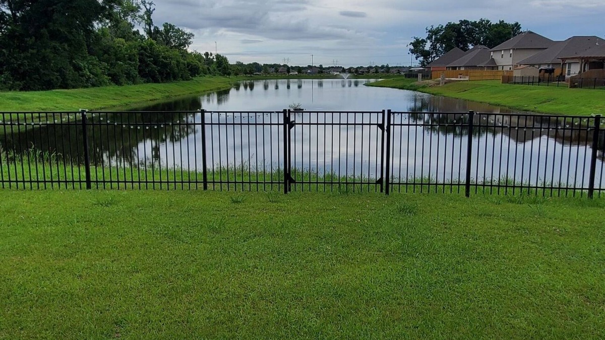 Gonzales House | 1 yr old Lake House 5 mins from Interstate I10