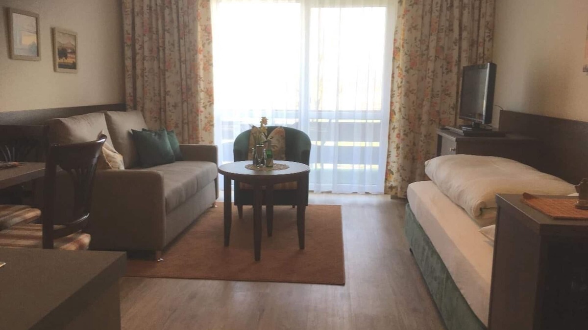 Bad Fuessing Apartment | 1-Zimmer-Fewo mit Balkon am Reiterhof, Restaurant direkt am Haus