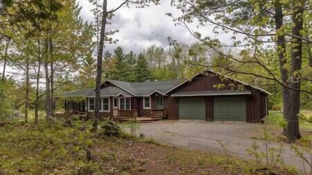 Kingfield House | 10-acre Cabin Escape