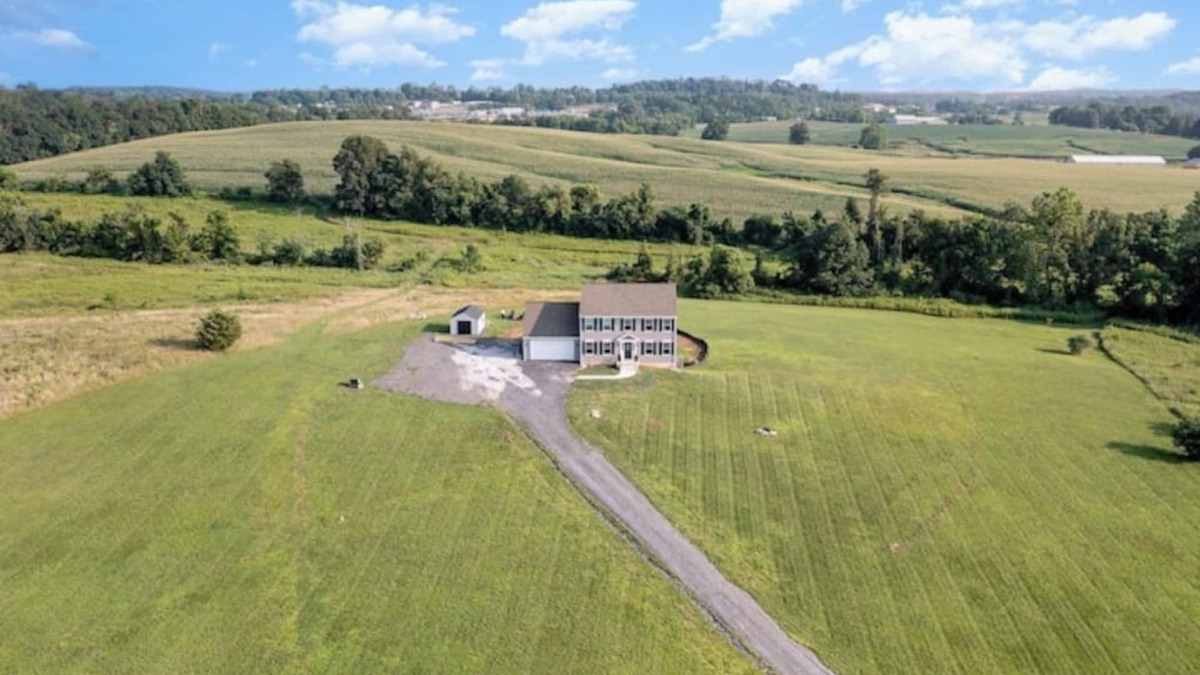 Dillsburg House | 10-Acre Sunset Hill Retreat