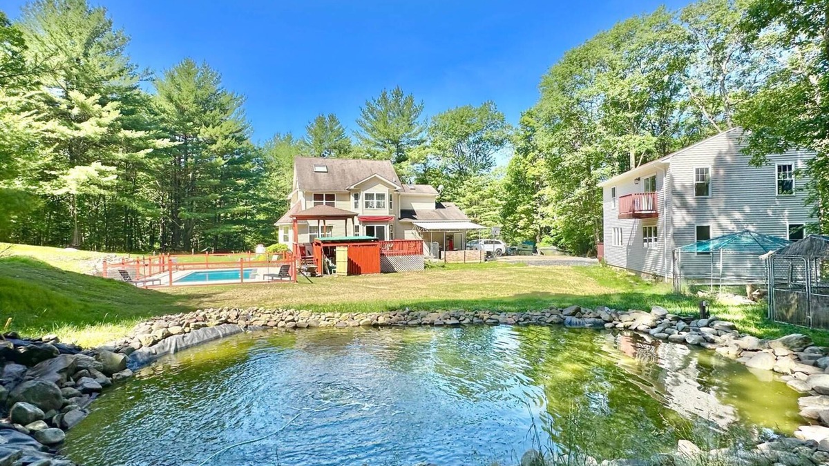 Brodheadsville House | 10 Acres Secluded Property, Hot Tub , Pool, Sauna, WiFi, Pond, Central AC