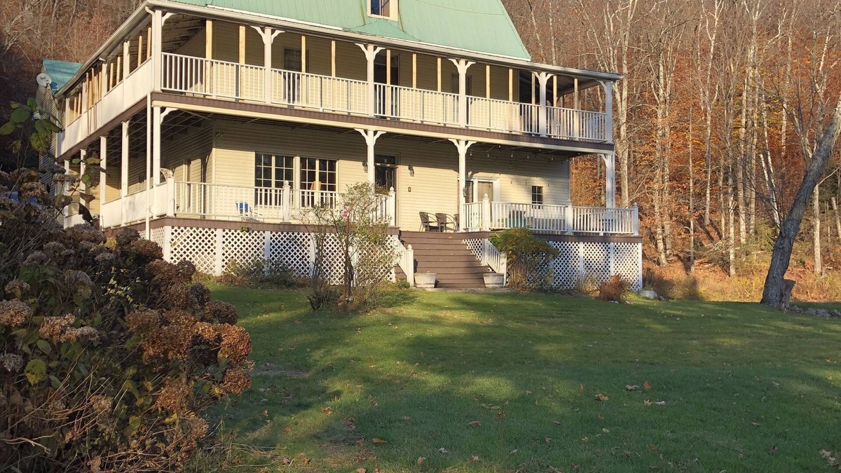 Bolton-Est House | 10 bdr Victorian house; private tennis court, lake