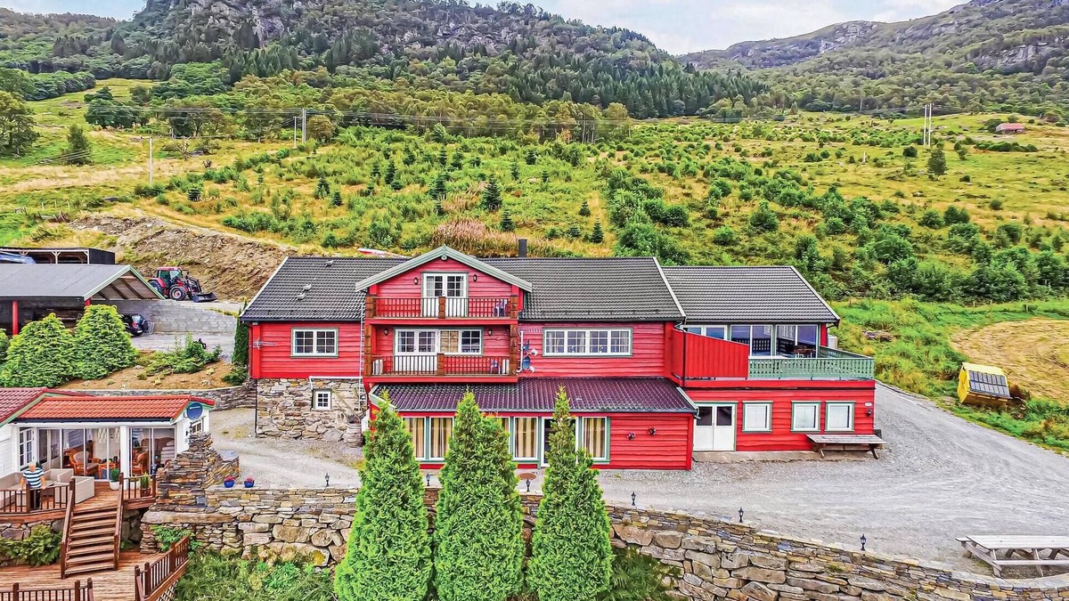 Vindafjord House | 10 bedroom amazing home in ølen