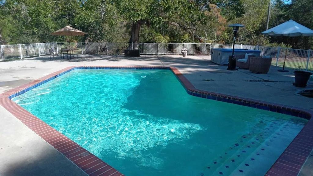 Magnolia House | 10 beds 5 baths 24 acre Lake Property minutes The Woodlands TX