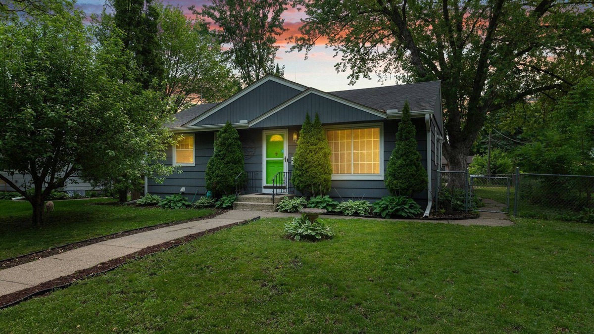 Waite Park House | 10 BEDS in 4 BR! Quiet comforts in the city.