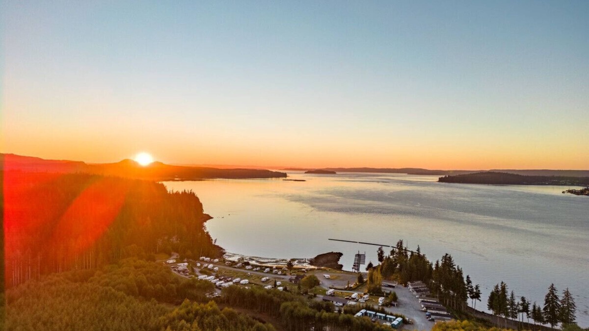 Regional District of Mount Waddington Apartment | 10 - Blackfish Cottage