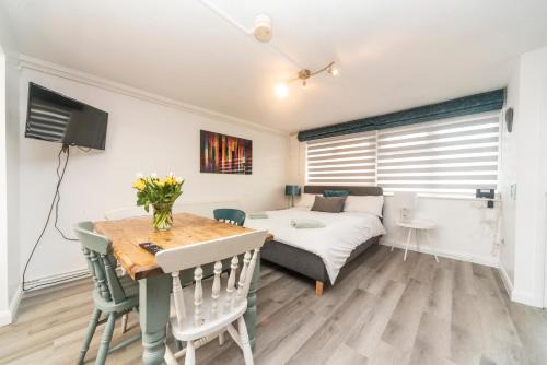 Little Missenden Apartment | 10 Boutique Studio Apartment near Tube - quiet location