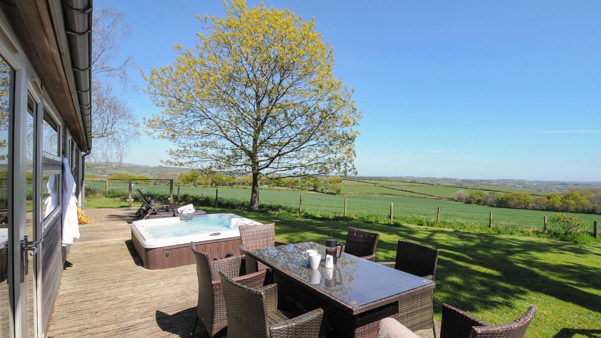 Dobwalls Cottage | 10 FARAWAY FIELDS, luxury holiday cottage, with hot tub in Dobwalls