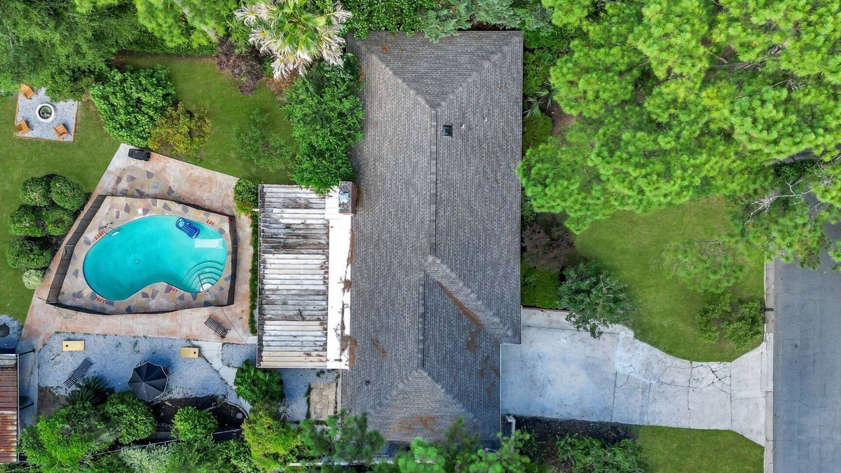 Savannah House | 10 ft pool house with tiki/bar hut, arcades games, and theater room-no parties