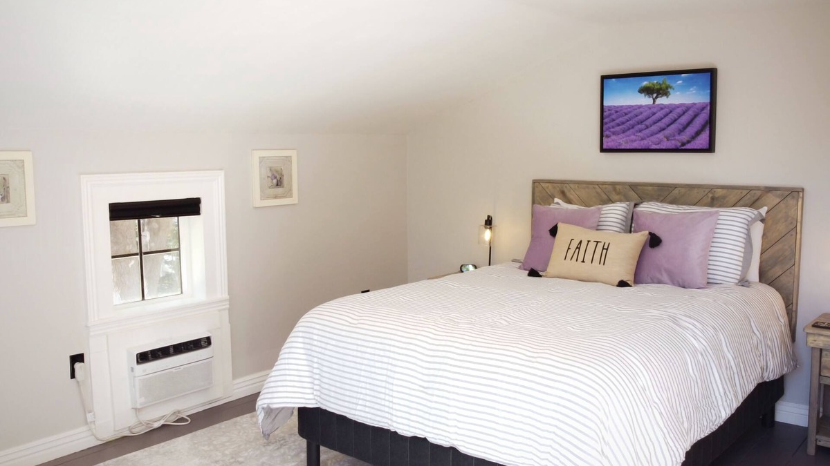 Snowflake Hotel | #10 Fun Room in Historic Inn, Lavender Loft