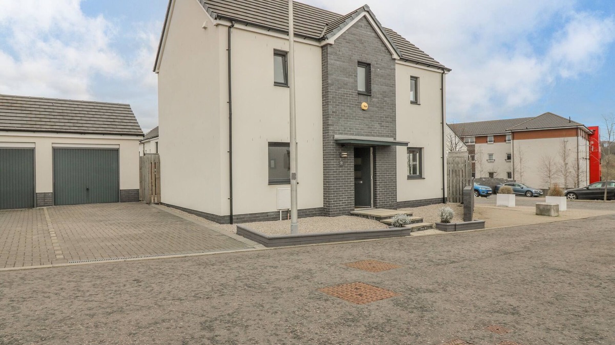 Bucksburn Cottage | 10 GOODHOPE GARDENS, pet friendly, with a garden in Aberdeen