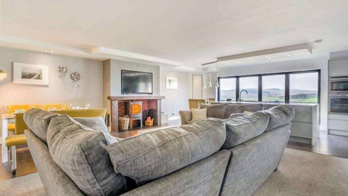 Heriot Cottage | 10 Guests - 5 Bedrooms - Deck - Hot Tub