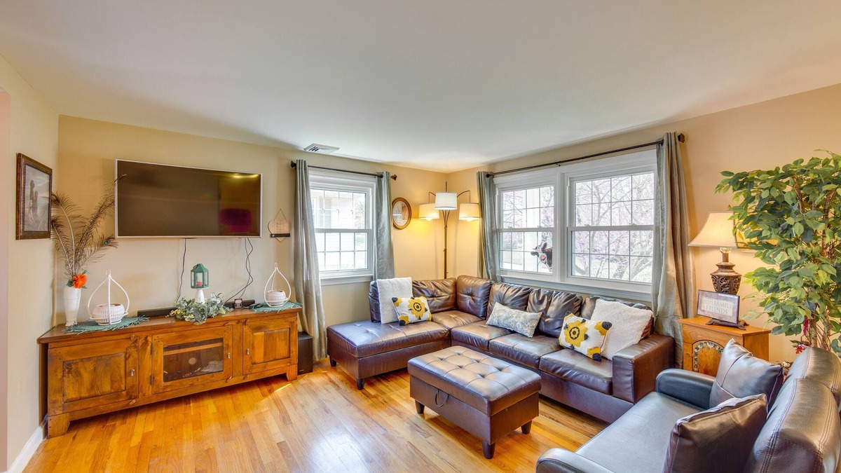 Leola House | 10 Mi to Dtwn Lancaster: Charming Home w/Yard!