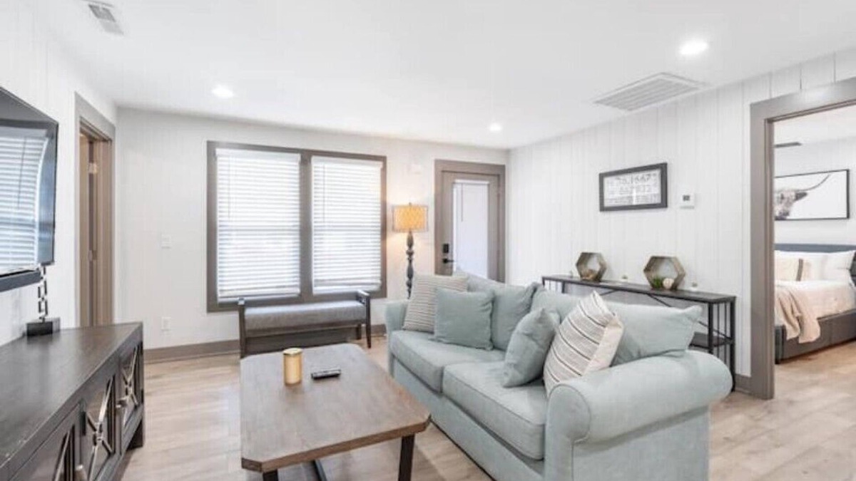 Woodbine House | 10 min from Broadway/Airport!