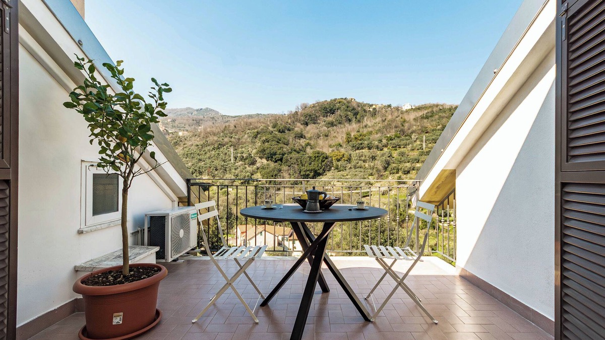 Vado Ligure Apartment | 10 min from the beach! Cozy and stylish apt with a full size bathtub & Balcony