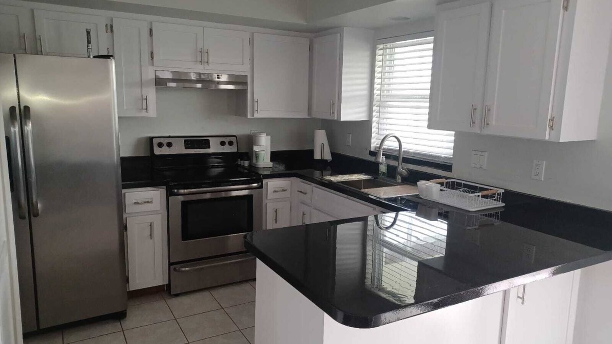 Englewood East House | 10 min. from the beach, pet-friendly, fenced yard.